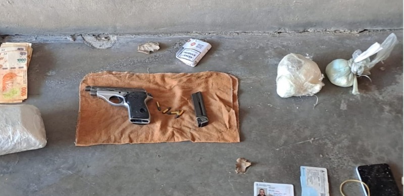 Fue aprehendido en un motel con un arma, municiones y droga